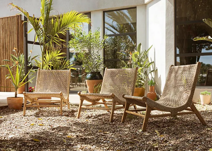 Hôtel les jardins du canal - piscine chauffée à 28 degrés - parking gratuit - garage - bornes électriques - accueil vélos et motos - kids friendly-solaire ecoresponsable
